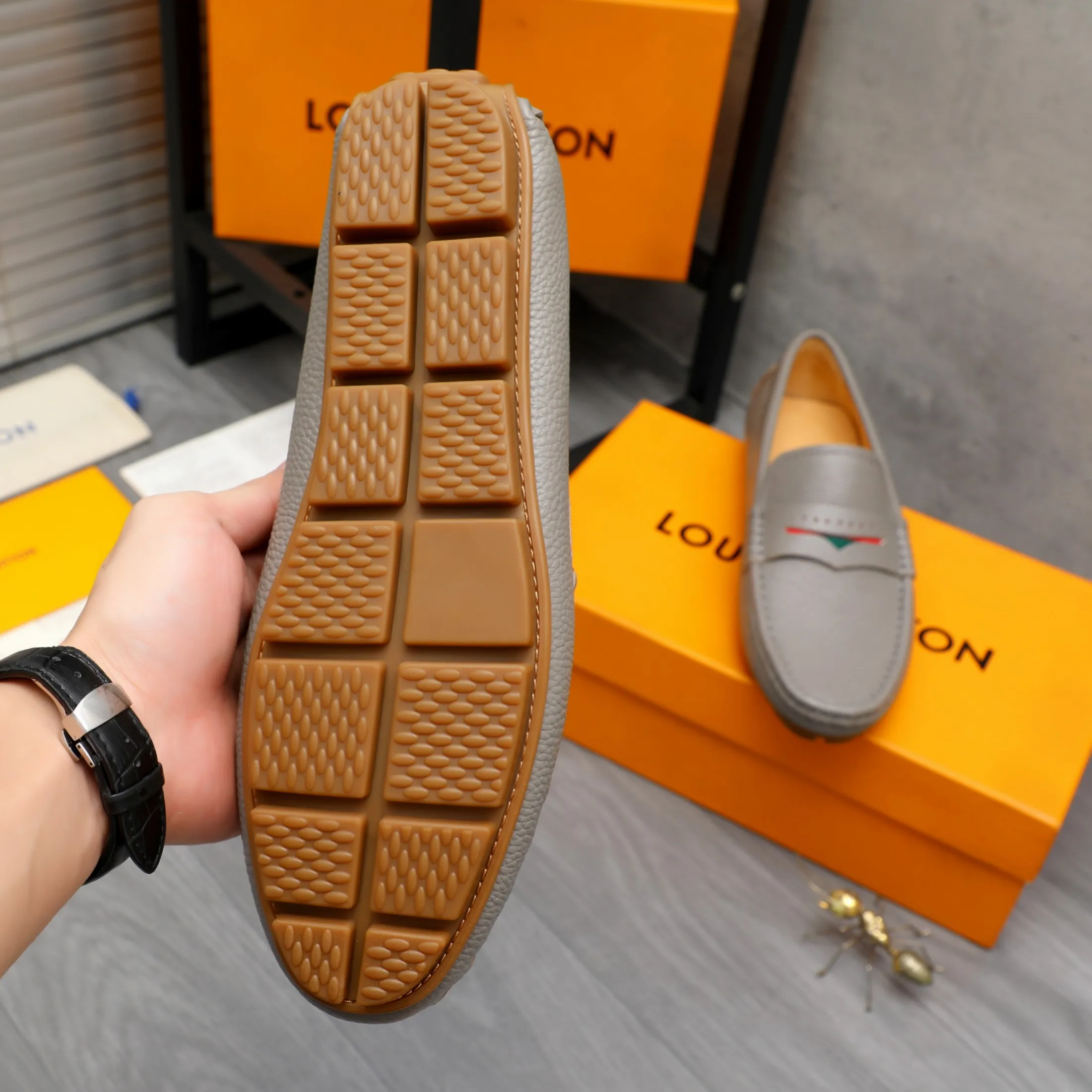 Men's shoes 💰360 Product trademark: LV "Louis Vuitton" casual slip-on men's shoes Regular size: 38-45 Product material: Selected pebbled cowhide upper, pigskin lining, rubber outsole